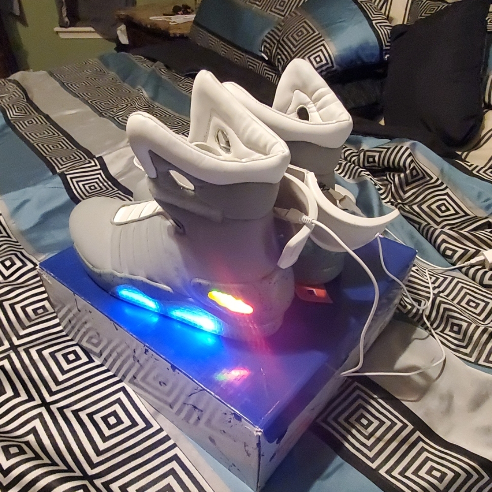 UNIVERSAL BACK TO THE FUTURE PART 2 LIGHT UP MAGS